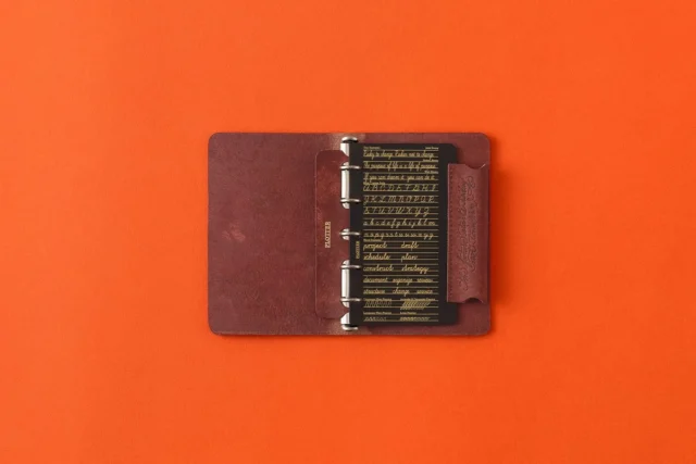 一番小さなM5サイズにもしっかり刻印が入ります！

“The future starts today , not tomorrow.”
この決意表明が刻印されたペンホルダーリフターとリングサポーターがセットとなった
-PLOTTER レザーバインダープエブロ リミテッドBOX-

2025年、POTTERはプランド制設からの年月を迎え、初のフラッグシップショップを東京にオープン、記念すべき約目の年に合わせ、PLOTTERを扱するアイテム「レザーバインダー」から二つの限定BOXセットが誕生します。

The future starts today, not tomorrow.
This brand's declaration of intent is engraved on the pen holder lifter and ring supporter set included in the PLOTTER Leather Binder Pebble Limited Box.

In 2025, POTTER marks its anniversary since its founding and opens its first flagship store in Tokyo. To commemorate this significant milestone year, two limited-edition box sets are born from the “Leather Binder” line featuring PLOTTER items.

国内の店舗と中国マーケットで展開する「リスシオリミテッドBOX」に続き、フラッグシップショップ・オンラインショップ、そして本格展開を進めるUSマーケットに向けて用意したのが、この「プエブロリミテッドBOX」です。
ブランドの新しいクリエイションサポートする両モデルは、兄弟のように並びながらも、異なる想いと表情を携えています。

プエプロに託した変化する力

「プエブロ」は、イタリア・トスカーナの名門バダラッシカルロ社を代表するレザー。
表面を起毛させた独特の仕上げにより、新品時はマットで荒々しい質感を見せます。ですが、起毛した観維が使うほどになじみ、手の油分や時間を受け止めることで、豊かな艶と色の濃さにじみ出てきます。
わずか数ヶ月、その変化の大きさに驚かされ、数年後にはまるで別のもののように育つ個性あふれるイタリアンレザー。
「変化することが当たり前」とされるプエブロはまさにPLOTTERが大切にする・創造の過程を愉しむスピリットを象徴する素材です。

.
.
.
.
.
.
.
.
#plotter #plotter_life #drawtoday #shapetomorrow #planner #planneraddict #creativelife #stationeryaddict #simple #memo #design #writing #binder #refill
#プロッター #クリエイティブ #アイデア #リフィル #シンプル #植物タンニンなめし #レザーバインダー　#美しい艶 #ホースヘアー #手帳会議 #システム手帳 #経年変化