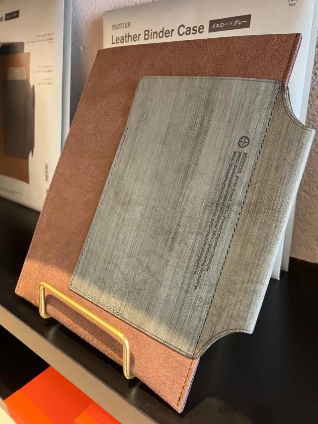 PLOTTERTOKYOに並べたところ、また復活の兆しを感じる「レザーバインダーケース」。やはり実際にお手に取っていただきその良さをご理解いただけると伝わるなーという印象です。一部は売り切れているものの、まだありますので、ぜひこの機会にご利用ください。
　
The “Leather Binder Case” has made a comeback at PLOTTERTOKYO. We feel that seeing it in person truly conveys its appeal—we believe you'll appreciate its quality when you hold it in your hands. While some styles are sold out, we still have stock available. Please take advantage of this opportunity.

.
.
.
.
.
.
#plotter #plotter_life #youareaplotter #プロッター #フラッグシップ #直営店 #原宿 #flagshipstore