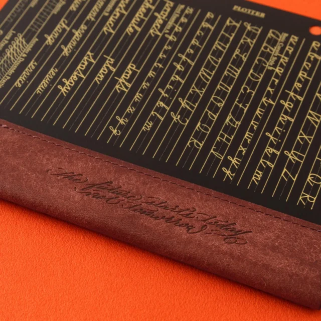 “The future starts today , not tomorrow.”
この決意表明が刻印されたペンホルダーリフター。いつもは黒の革のみのペンホルダーですが、このリミテッドエディションは、レザーバインダーと呼応する同革を使用。手書きの刻印もくっきりなプエブロスペシャルカラーで。

The future starts today, not tomorrow.
This penholder lifter bears that declaration of resolve. While the standard penholder features only black leather, this limited edition uses the same leather as the leather binder. Crafted in a special color of Pueblo leather, the hand-stamped inscription is clearly visible.

国内の店舗と中国マーケットで展開する「リスシオリミテッドBOX」に続き、フラッグシップショップ・オンラインショップ、そして本格展開を進めるUSマーケットに向けて用意したのが、この「プエブロリミテッドBOX」です。
ブランドの新しいクリエイションサポートする両モデルは、兄弟のように並びながらも、異なる想いと表情を携えています。

プエプロに託した変化する力

「プエブロ」は、イタリア・トスカーナの名門バダラッシカルロ社を代表するレザー。
表面を起毛させた独特の仕上げにより、新品時はマットで荒々しい質感を見せます。ですが、起毛した観維が使うほどになじみ、手の油分や時間を受け止めることで、豊かな艶と色の濃さにじみ出てきます。
わずか数ヶ月、その変化の大きさに驚かされ、数年後にはまるで別のもののように育つ個性あふれるイタリアンレザー。
「変化することが当たり前」とされるプエブロはまさにPLOTTERが大切にする・創造の過程を愉しむスピリットを象徴する素材です。

.
.
.
.
.
.
.
.
#plotter #plotter_life #drawtoday #shapetomorrow #planner #planneraddict #creativelife #stationeryaddict #simple #memo #design #writing #binder #refill
#プロッター #クリエイティブ #アイデア #リフィル #シンプル #植物タンニンなめし #レザーバインダー　#美しい艶 #ホースヘアー #手帳会議 #システム手帳 #経年変化