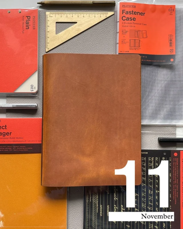 .
今月の #plotter2025monthlytopic は
【来年の１冊】 

◾️スタッフＳ：
「私の来年の一冊は、長年のプロダクションの想いが詰まった一冊に。サイズもある意味私にとってはカムバック的な存在、“A5”サイズに！全部新調して新たに購入しなおしました。
その1冊とは？PLOTTER TOKYOとUS限定のHORWEEN社製レザー「プレデター」の、HORWEENｘPLOTTERコラボオリジナルカラー“琥珀”
あらためて、マイツールとして自分の手にしてみると、これまでの2年以上の開発期間へのノスタルジックな想いがこみ上げてきました。本当に味わいある、美しい革に仕上がりました。そして、アメリカのオイルレザーらしい香りと手触り。何とも言えません。2年間バイブルサイズで過ごしてきましたが、やはりモノづくり屋にとっては、広い紙面は欠かせないもので、A5の包容力につくづく癒されるのでした。そんないろいろな思いもあって、中に挟むツールも全新調！気分も高まります。そして、まだそろっていないのが「月間」リフィル！！とあるお店に行ったら売り切れでして・・・急いでまだあるお店を探さなければです！

The leather binder I will be using next year will be one that is filled with the thoughts and feelings of production over the years. It will be an “A5” size, which in a sense is a comeback for me! I bought a new one with all the new refills.
What is the  leather binder ? The HORWEEN x PLOTTER collaboration original color “Amber” of HORWEEN's leather “Predator”, which is limited to PLOTTER TOKYO and the U.S.  I am filled with nostalgia for the more than two years of development. It is a beautiful leather with a real flavor. The smell and feel of American oil leather is indescribable. I can't say enough about it. I have been using the bible size for the past two years, but the wide paper is indispensable for a craftsman, and I was really healed by the capacity of A5. With this in mind, we have also renewed all the tools that are inserted inside the  leather binder ! I am in a better mood now. And the one thing I don't have yet is the “monthly” refill!　When I went to one store, it was sold out. I have to hurry up and find a store that still has them!」

みなさんもぜひ #plotter_来年の１冊 のハッシュタグをつけて投稿してください♪
.
.
.
.
.
.
.
.
.
#plotter #plotter_life #youareaplotter #plotter2025monthlytopic
#プロッター
