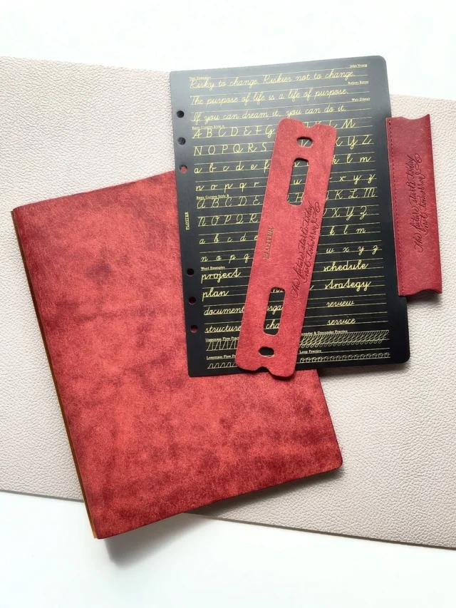 PLOTTER TOKYOでしか買えない「プエブロリミテッドBOX」です。あらためて、こうして撮ると、すごく直感的に響くレッドブラウンだなと思うわけです。さらに、プエブロの唯一無二の表情が加わると、それはそれはずっと眺めていたくなる。視覚からクリエイティブな発想をいただけそうな、色と革の力を感じます。

The "Pueblo Limited Box" is exclusively available at PLOTTER TOKYO. Seeing it photographed like this, I realize how deeply that red-brown resonates intuitively. Add Pueblo's uniquely expressive character, and you'll find yourself wanting to gaze at it endlessly. I feel the power of color and leather—it seems capable of sparking creative ideas through sight alone.

プエプロに託した変化する力

「プエブロ」は、イタリア・トスカーナの名門バダラッシカルロ社を代表するレザー。
表面を起毛させた独特の仕上げにより、新品時はマットで荒々しい質感を見せます。ですが、起毛した観維が使うほどになじみ、手の油分や時間を受け止めることで、豊かな艶と色の濃さにじみ出てきます。
わずか数ヶ月、その変化の大きさに驚かされ、数年後にはまるで別のもののように育つ個性あふれるイタリアンレザー。
「変化することが当たり前」とされるプエブロはまさにPLOTTERが大切にする・創造の過程を愉しむスピリットを象徴する素材です。

.
.
.
.
.
.
.
.
#plotter #plotter_life #drawtoday #shapetomorrow #planner #planneraddict #creativelife #stationeryaddict #simple #memo #design #writing #binder #refill
#プロッター #クリエイティブ #アイデア #リフィル #シンプル #植物タンニンなめし #レザーバインダー　#美しい艶 #ホースヘアー #手帳会議 #システム手帳 #経年変化