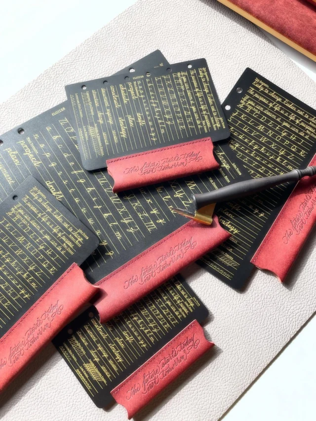 PLOTTER TOKYOで限定販売の「プエブロリミテッドBOX」
BOXの中にはレザーバインダーと同じ革で作ったペンホルダーリフターが入っています。スペシャルなメッセージも刻印しています。レザーバインダーから時折覗く、同色のペンホルダーとカリグラフィー刻印を楽しんでください。

PLOTTER TOKYO Exclusive “Pueblo Limited BOX”
Inside the BOX is a pen holder lifter crafted from the same leather as the binder. It also features a special engraved message. Enjoy the sight of the pen holder, matching the binder's leather and color, occasionally peeking out, along with its calligraphy engraving.

プエプロに託した変化する力

「プエブロ」は、イタリア・トスカーナの名門バダラッシカルロ社を代表するレザー。
表面を起毛させた独特の仕上げにより、新品時はマットで荒々しい質感を見せます。ですが、起毛した観維が使うほどになじみ、手の油分や時間を受け止めることで、豊かな艶と色の濃さにじみ出てきます。
わずか数ヶ月、その変化の大きさに驚かされ、数年後にはまるで別のもののように育つ個性あふれるイタリアンレザー。
「変化することが当たり前」とされるプエブロはまさにPLOTTERが大切にする・創造の過程を愉しむスピリットを象徴する素材です。

.
.
.
.
.
.
.
.
#plotter #plotter_life #drawtoday #shapetomorrow #planner #planneraddict #creativelife #stationeryaddict #simple #memo #design #writing #binder #refill
#プロッター #クリエイティブ #アイデア #リフィル #シンプル #植物タンニンなめし #レザーバインダー　#美しい艶 #ホースヘアー #手帳会議 #システム手帳 #経年変化