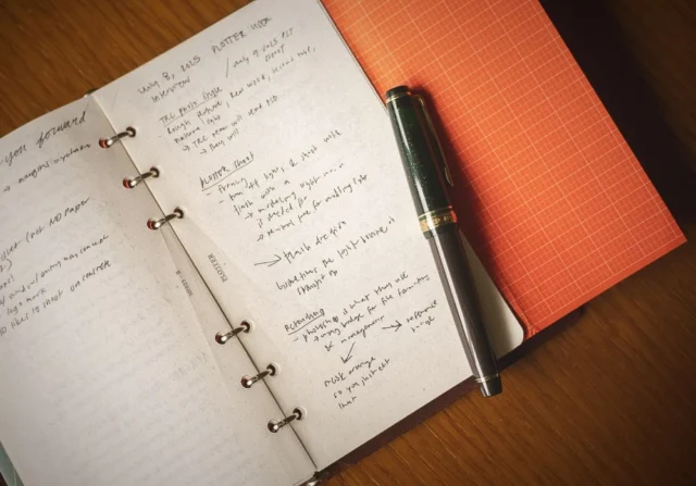 ただただ徒然なるメモも気兼ねなく受けて止めてくれる一枚のリフィル。一枚ペラのリフィルだからザクッと書いても気にならない気軽さが良い。

A refill that effortlessly accepts even my random, stream-of-consciousness notes without complaint. Its loose-leaf design means I can scribble carelessly without worry—that's the beauty of its casual ease.
.
.
.
.
.
.
.
.
.
.
#plotter #plotter_life #drawtoday #shapetomorrow