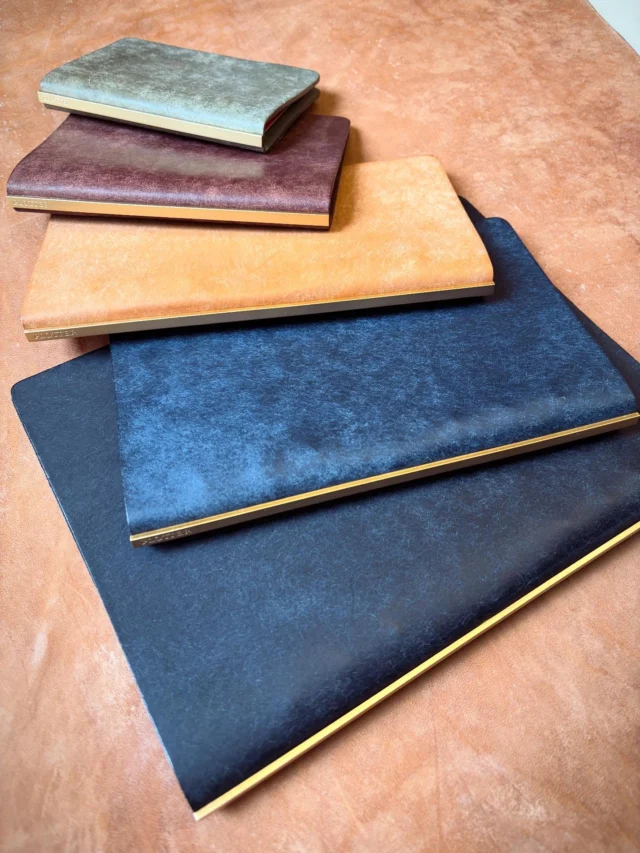 十数年前、PLOTTERを立ち上げる前にこの革に出会った時、それはレザーバインダーの構想と全てがマッチングした瞬間でした。デザインも、機能も、味わいも、全部がレザーバインダーのためにある革だと感じたのでした。

Over a decade ago, before PLOTTER was even born, I first encountered this leather. It was the exact moment my vision for the leather binder found its perfect match. Design, functionality, and character—I felt that every single element of this leather existed solely for the sake of becoming a leather binder.
.
.
.
.
.
.
.

#plotter_life
#what_is_plotter
#plotter
#pueblo 
#aging