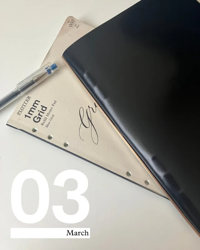 .
今月の #plotter2026monthlytopic は
【ベストPLOTTER】

■スタッフH：
「私の“ベストPLOTTER”はやはりA5サイズのこの子です。

馬のお尻部分から採れる、
「革のダイヤモンド」「革の宝石」と称される最高級の馬革、コードバン。
この変わらぬ艶感と上品さが、手に取るたびに気持ちをキリリと整えてくれます。

主にお仕事でスケジュール管理やメモで毎日使っていますが、
馬革ならではの圧倒的な強度は、毎日ガシガシ使っても、常に品よく、スッと隣にいてくれるよきパートナーです。

リフィルでは、旗艦店限定の1mmグリッドリフィルがお気に入りで、
自由に書きたい自分にとって、やんわりとサポートしてくれる淡いブルーの細かいグリッドが、
マイペースな自分を優しく受け止めてくれる気がしています。

強力で優しい相棒たちのおかげで、毎日の「書く仕事」が充実しているといっても過言ではないと思いました＾＾」

みなさんもぜひ #ベストPLOTTER のハッシュタグをつけて投稿してください♪
.
.
.
.
.
.
.
.
.
#plotter2026monthlytopic
#plotter_ベストplotter
#plotter #plotter_life #youareaplotter